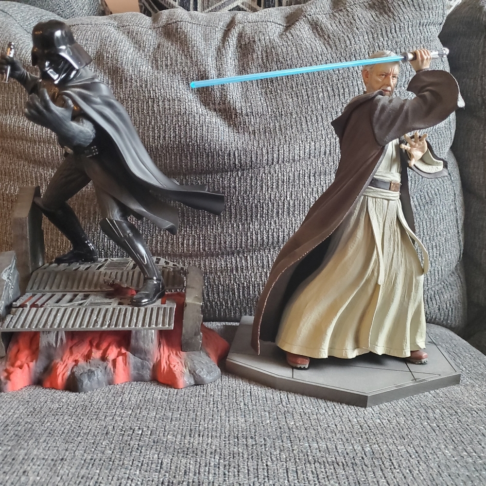 Obi Wan Kenobi and Darth Vader statues